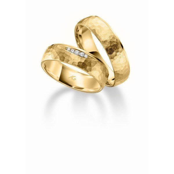 Flot Gerstner vielsesringe i 14 eller 9 karat guld med banket overflade og 5 diamanter – brede 6 mm ringe.